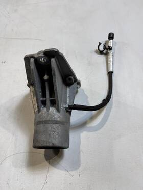 84056149 Cadillac 2016-2020 Ct6 Awd Front Differential Left Axle Shaft Mount Bracket Oem
