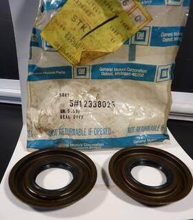 12338023 Chevrolet Two Nos 1988-1997 Truck Front Axle Shaft Seal K1500/3500