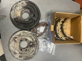 3210611-r Ford 87-93 Mustang 8.8 Rear Axle Drum Brake Backing Plates Pads Hardware 031625a