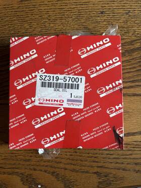 Sz31957001 Hino Genuine Rear Axle Seal. New In Box