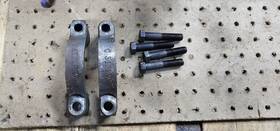C-31317 Jeep Dana Spicer 27 Front Axle Differential Carrier Bearing Caps With Bolts